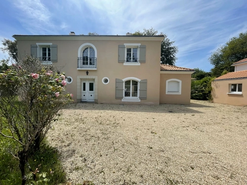 Image d'un maison meublée 7 pièces 241 m² à 2350€ à basse-goulaine (44115)