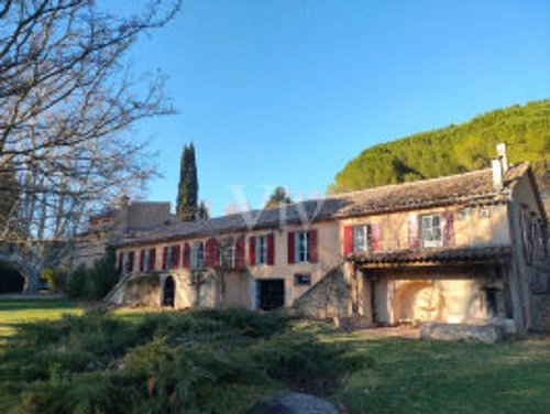 Image d'un maison 15 pièces 260 m² à 970€ à villecroze (83690)