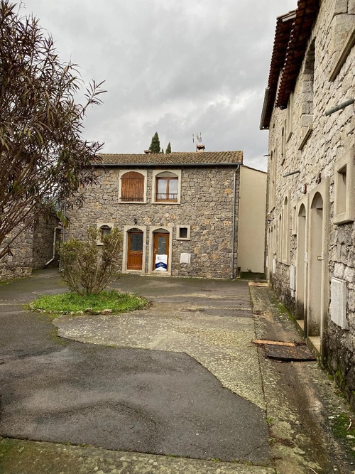 Image d'un appartement 3 pièces 85 m² à 720€ à vallon-pont-d'arc (07150)