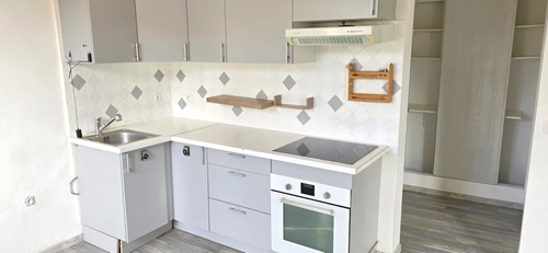 Image d'un location t2 rénové avec goût avec clim et balcon | agence clemenceau à 590€ à draguignan (83300)