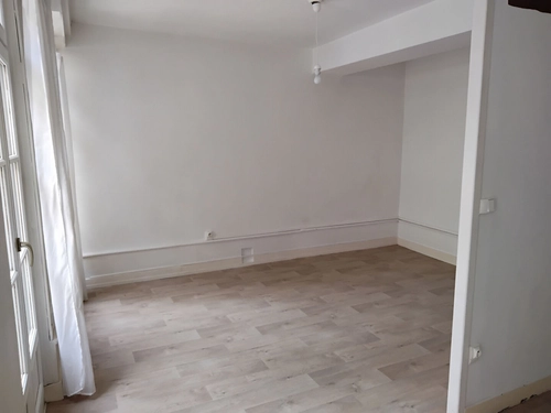 Image d'un joli t2 très lumineux en zone piétonne, autun à 400€ à autun (71400)