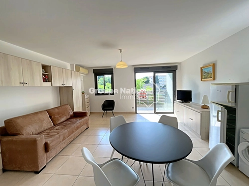 Image d'un grand studio avec terrasse et parking à 606€ à arles (13104)