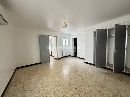 Image d'un t2 avec un bureau et terrasse à 750€ à arles (13104)