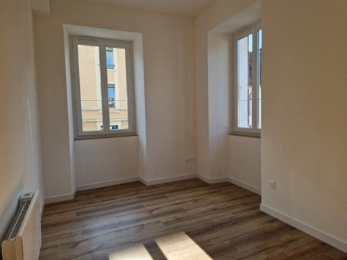 Image d'un appartement t3 centre village, parking facile. à 710€ à le pont-de-beauvoisin (38480)
