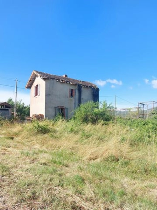 Image d'un petite maison de garde barrière à rénover possédan à 20000€ à saint-izaire (12480)