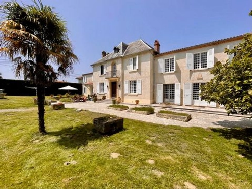 Image d'un élégante propriété avec terrain plat et dépendance à 550000€ à tillac (32170)