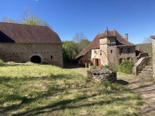 Image d'un imposant corps de ferme avec 23 ha à 644800€ à figeac (46100)