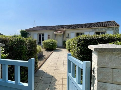 Image d'un maison avec sous-sol, 4 chambres et piscine, vues à 270000€ à vervant (17400)