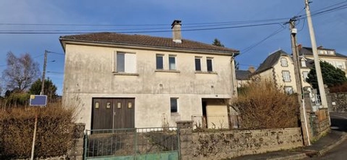 Image d'un charmante maison avec jardin et garage, centre-vil à 72500€ à mauriac (15200)