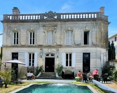 Image d'un élégante maison de maître avec gîte, jardin et pis à 638000€ à saint-porchaire (17250)