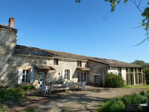 Image d'un maison et gîte en pierres, au calme entourée de pr à 399500€ à caylus (82160)
