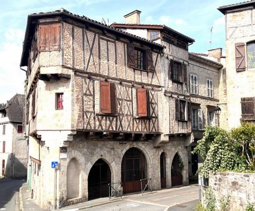 Image d'un appartement rénové dans bâtiment médiéval avec loc à 379000€ à figeac (46100)